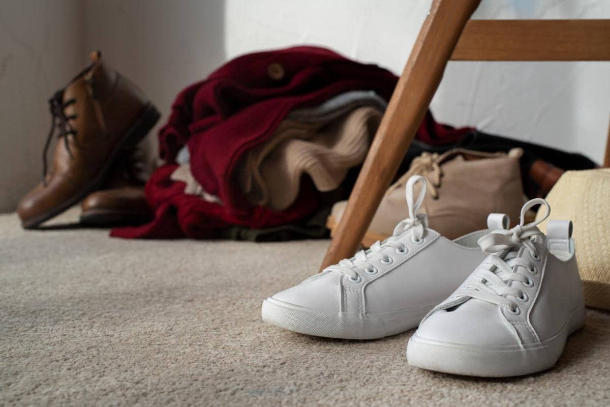ilustrasi sepatu berantakan (freepik.com/freepik)