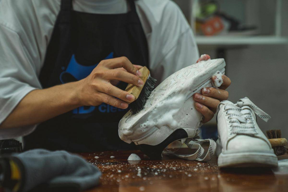 ilustrasi membersihkan sepatu (unsplash.com/Huy Le)