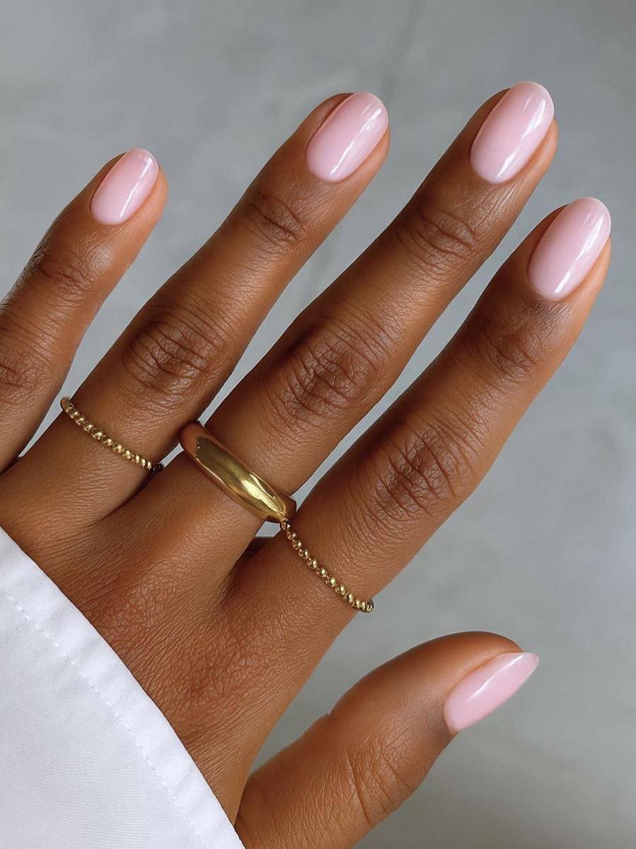 inspirasi nails colors untuk kuku tampak muda (instagram.com/fashionpolicing)