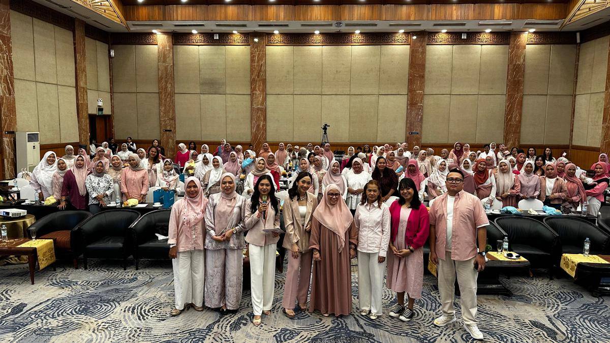 Foto bersama Blackmores Indonesia dengan ratusan ibu-ibu muda di Kota Pekanbaru (IDN Times/ Fanny Rizano)