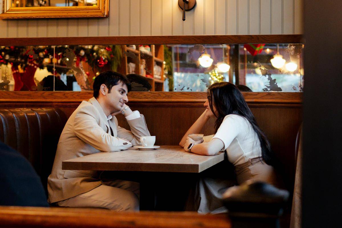 Ilustrasi momen romantis di cafe (pexels.com/Ekam Juneja)