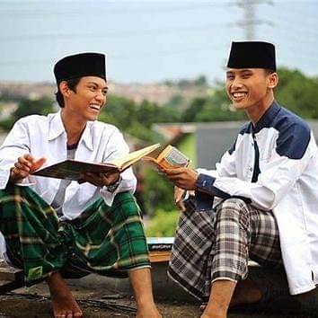 Santri sedang belajar. (https://www.majelismasyayikh.id/artikel/opini/standar-mutu-pendidikan-pesantren-untuk-membangun-generasi-berdaya-saing-dan-berakhlak-mulia)