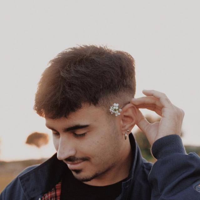 ilustrasi gaya rambut Takuache (unsplash.com/Isabela Drasovean) 