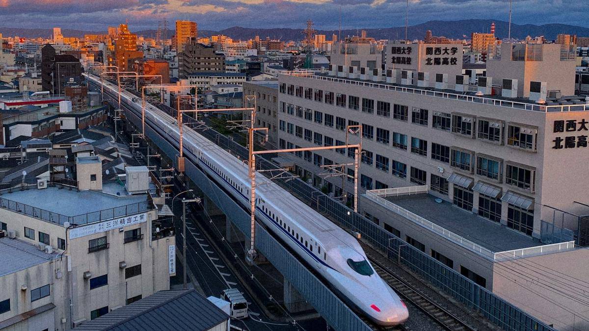 ilustrasi shinkansen di Jepang (unsplash.com/Jaden William)