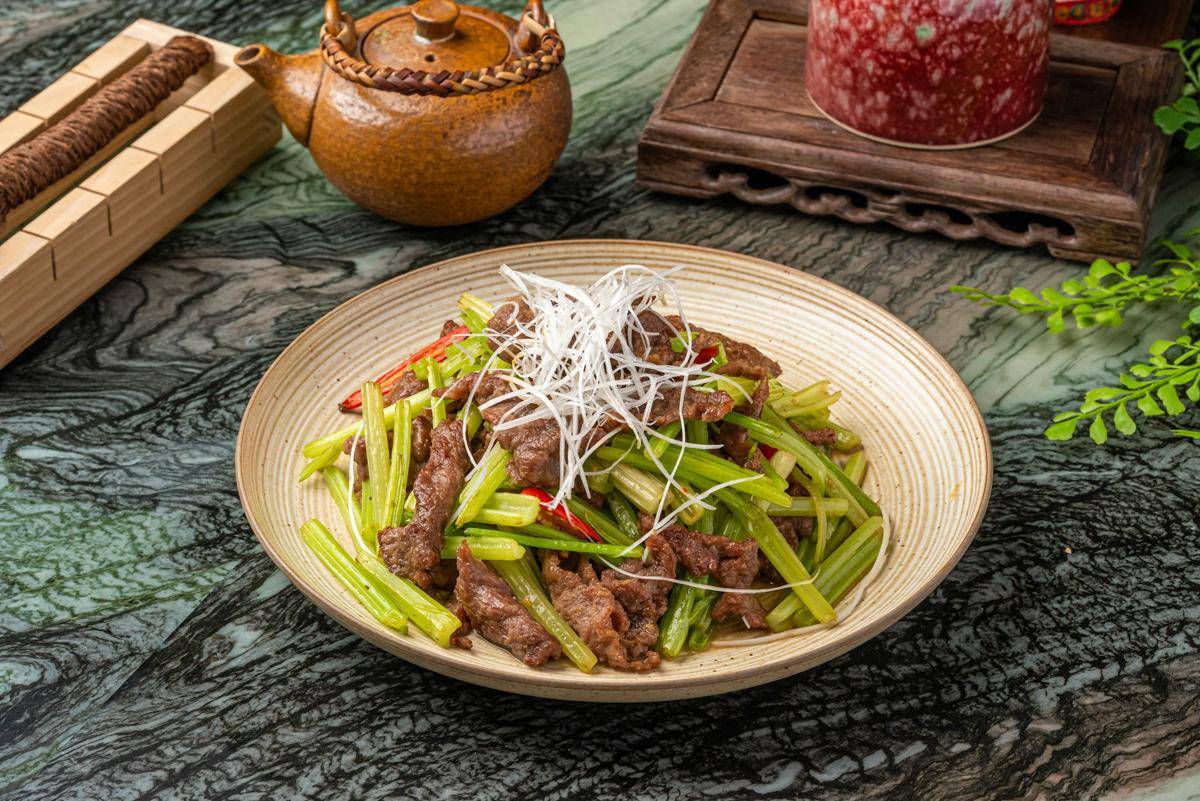 ilustrasi tumis daging sapi dan asparagus 
