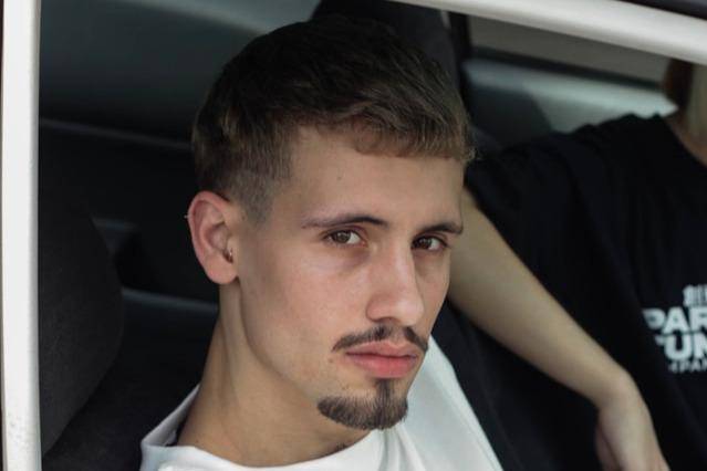 ilustrasi gaya rambut Takuache (unsplash.com/Maria Fernanda Pissioli) 