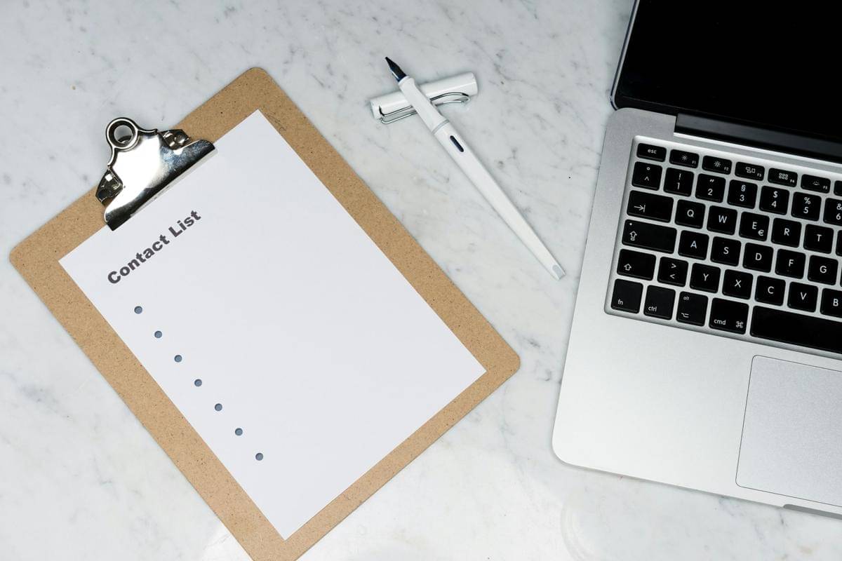 ilustrasi catatan daftar pendaki yang akan diblacklist (unsplash.com/Markus Winkler)