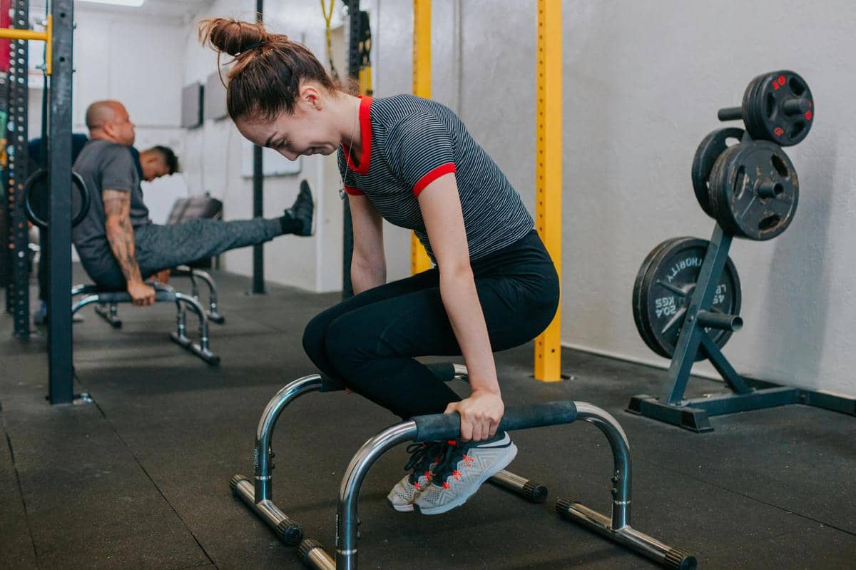 ilustrasi orang latihan di gym (pexels.com/Johnny Garcia)