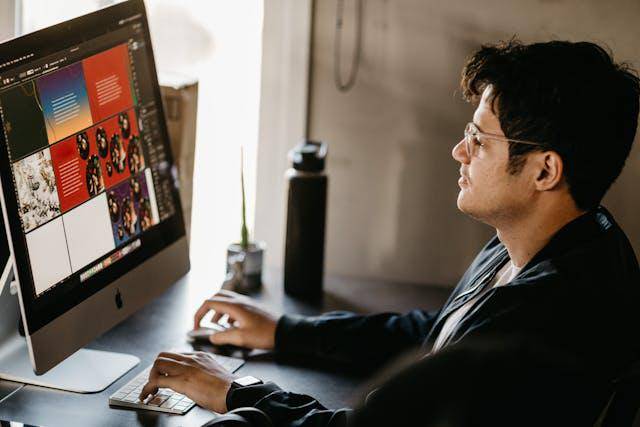ilustrasi pria membangun personal branding (pexels.com/Jonathan Borba) 