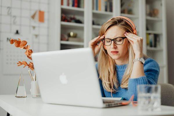 Ilustrasi wanita di depan laptop (pexel.com/Kaboompics.com)
