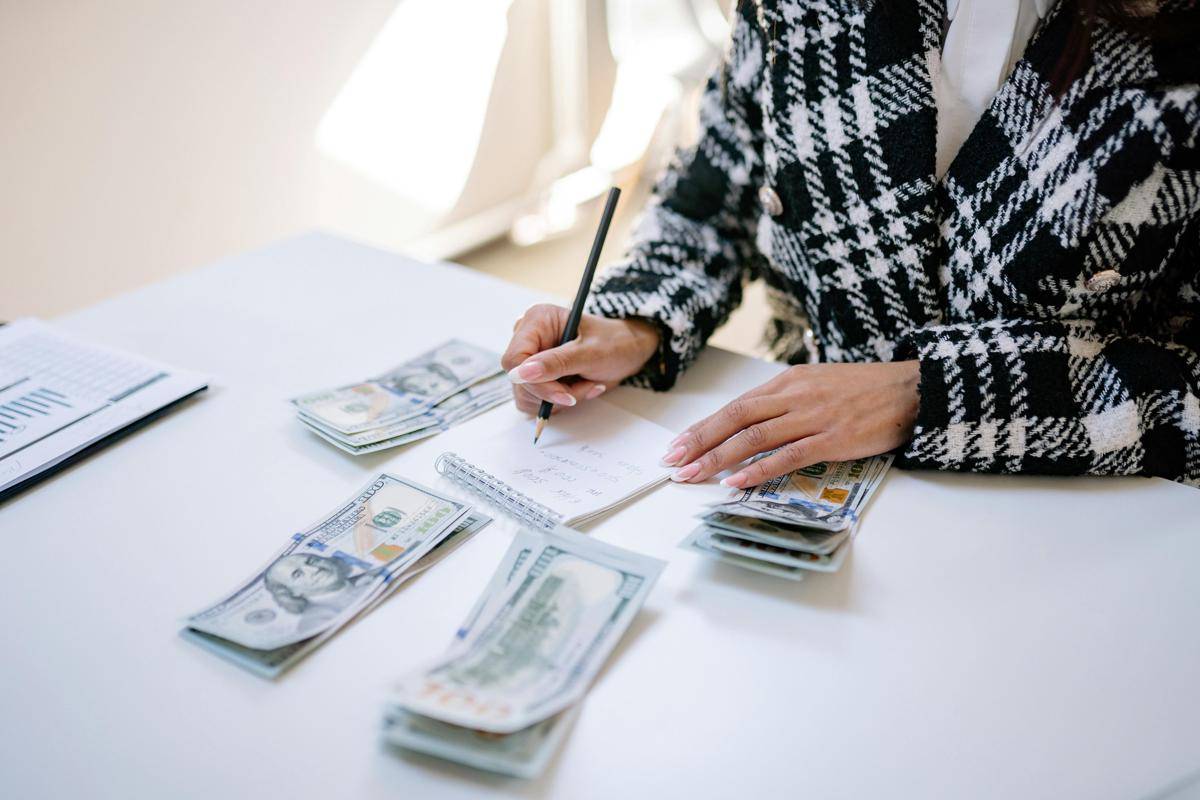 ilustrasi budgeting (pexels.com/Yan Krukau)