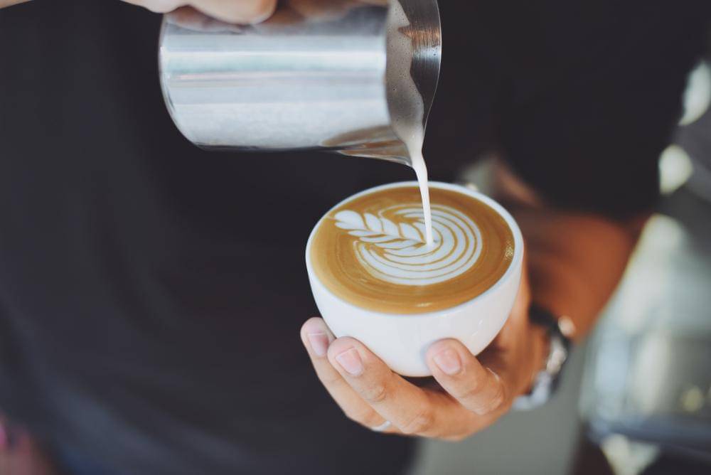 ilustrasi barista membuat latte art (freepik.com/chevanon)