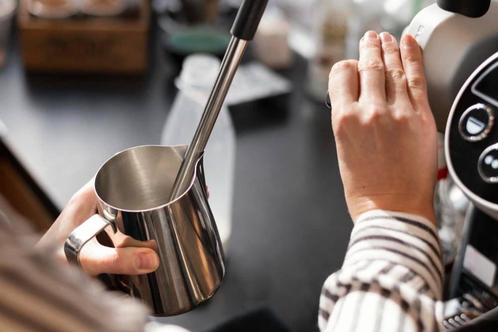 ilustrasi barista steaming susu (freepik.com/freepik)