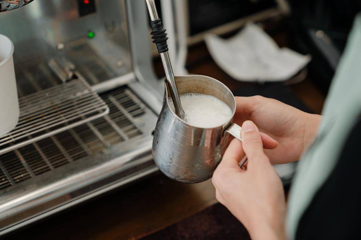 ilustrasi barista steaming susu (pexels.com/ketut-subiyanto)