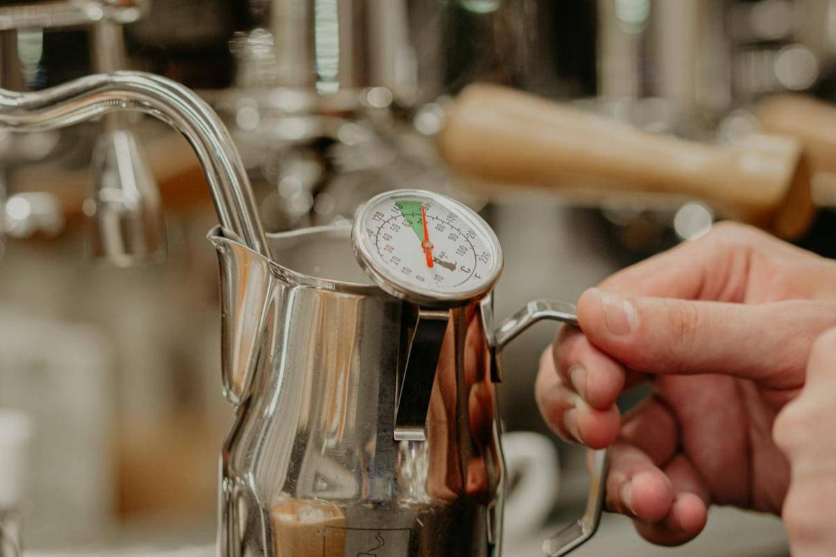 ilustrasi latte milk jug dengan termometer (pexels.com/masudriguez)