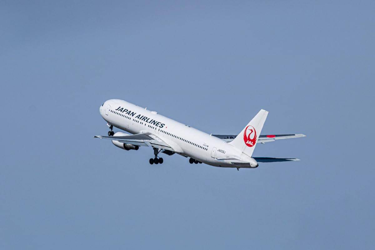 ilustrasi pesawat Japan Airlines mengudara (unsplash.com/Ryuno)