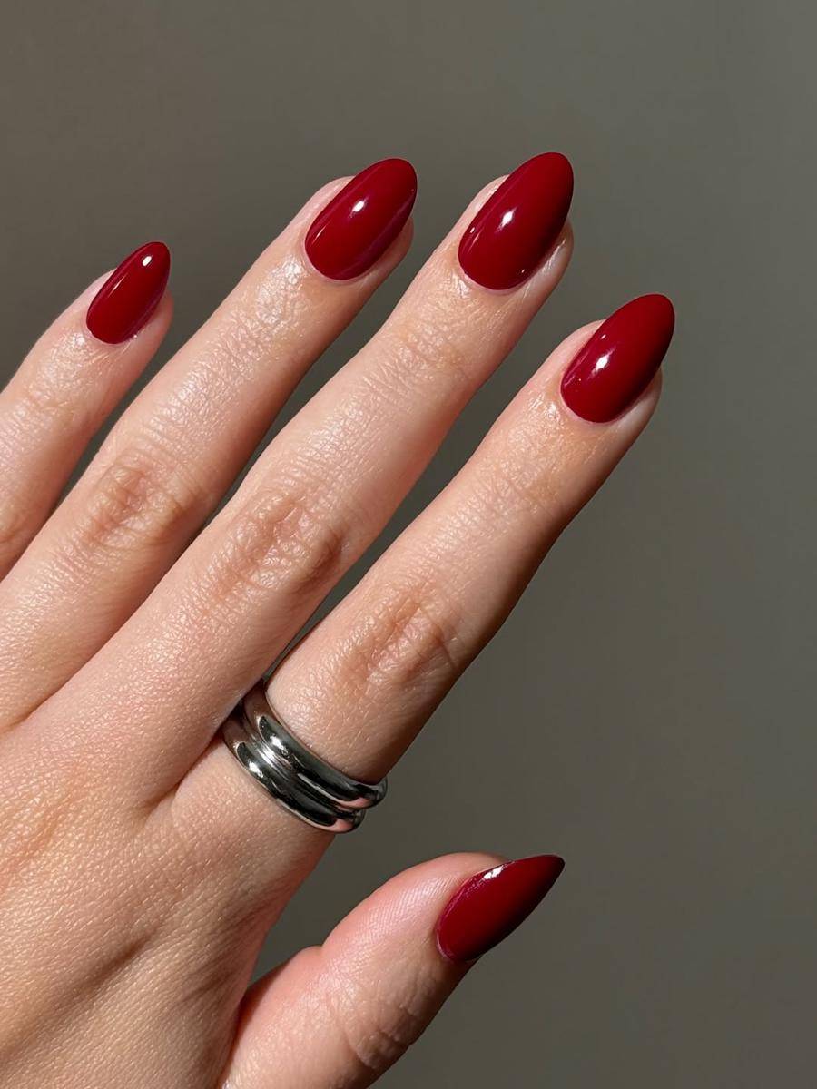 inspirasi nails colors untuk kuku tampak muda (instagram.com/avrnailswatches)