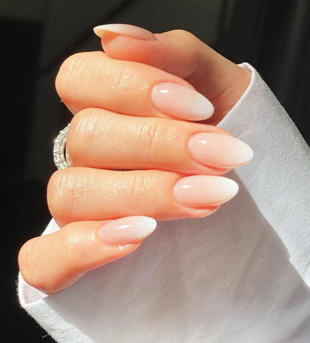 inspirasi nails colors untuk kuku tampak muda (instagram.com/718beautybar)
