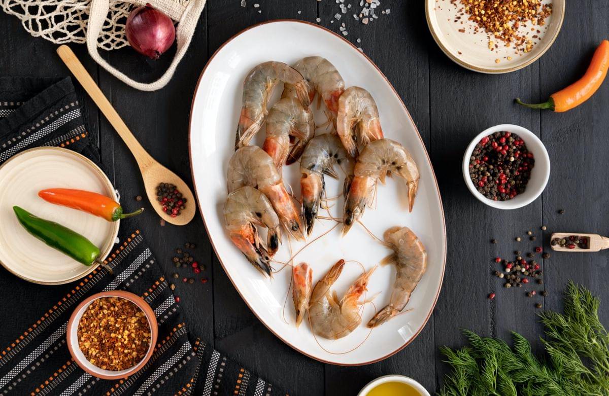 ilustrasi bahan-bahan untuk membuat udang cajun pedas 