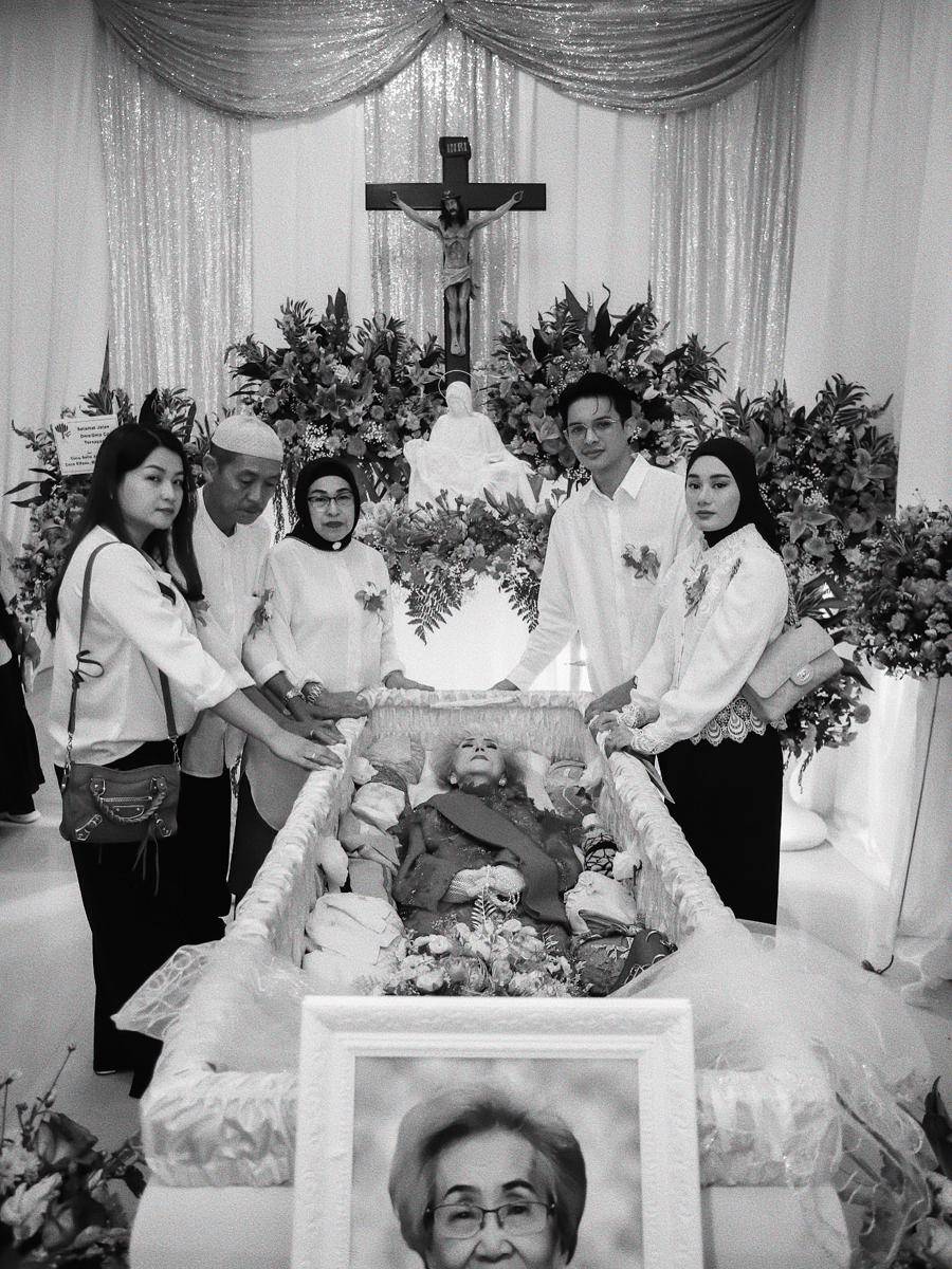 Pemakaman Nenek Rey Mbayang (Instagram.com/rey_mbayang)