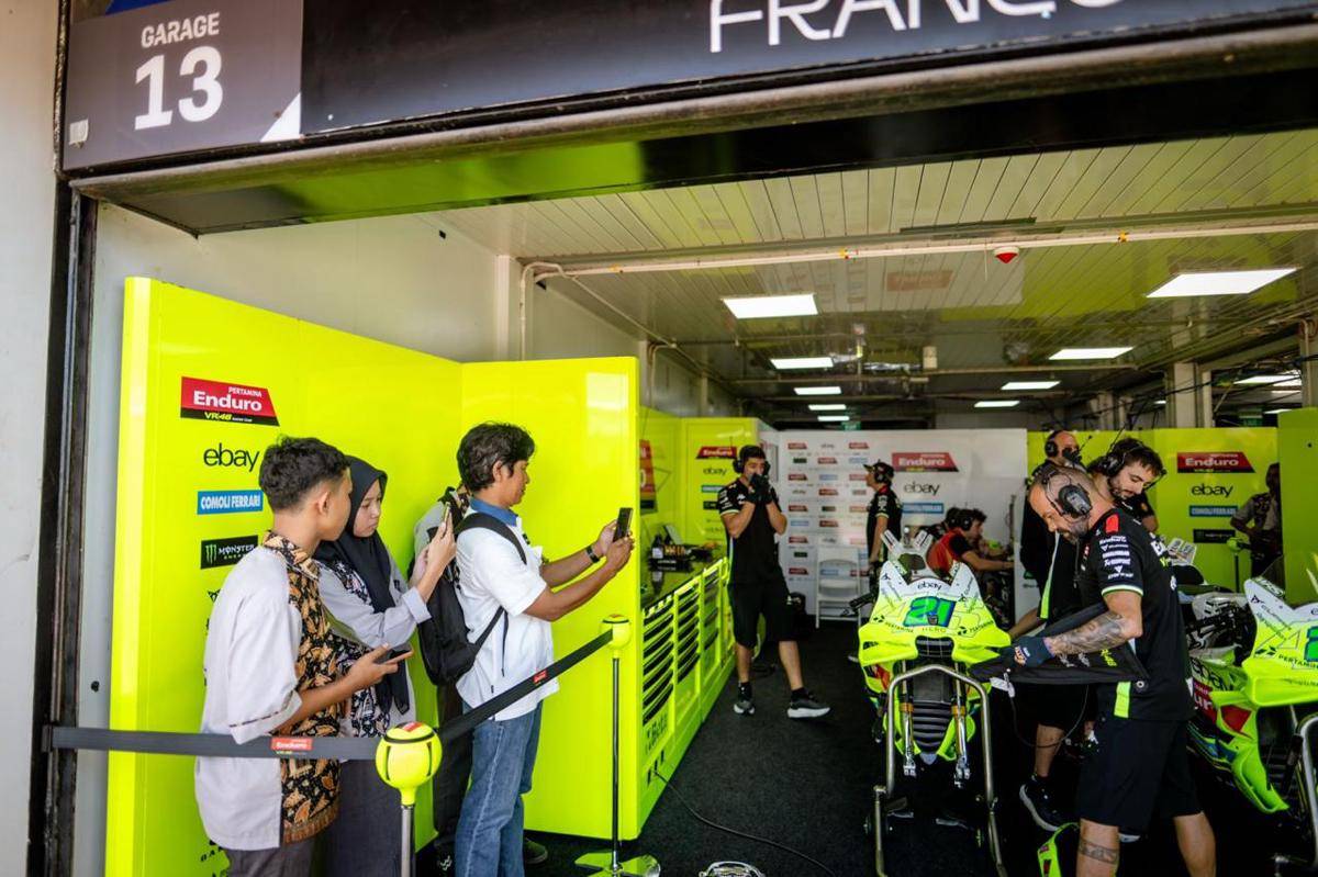 Siswa SMKN 1 Kopang Mataram, diajak masuk ke pit Pertamina Enduro VR46 Racing Team (Dok Pertamina Lubricants)