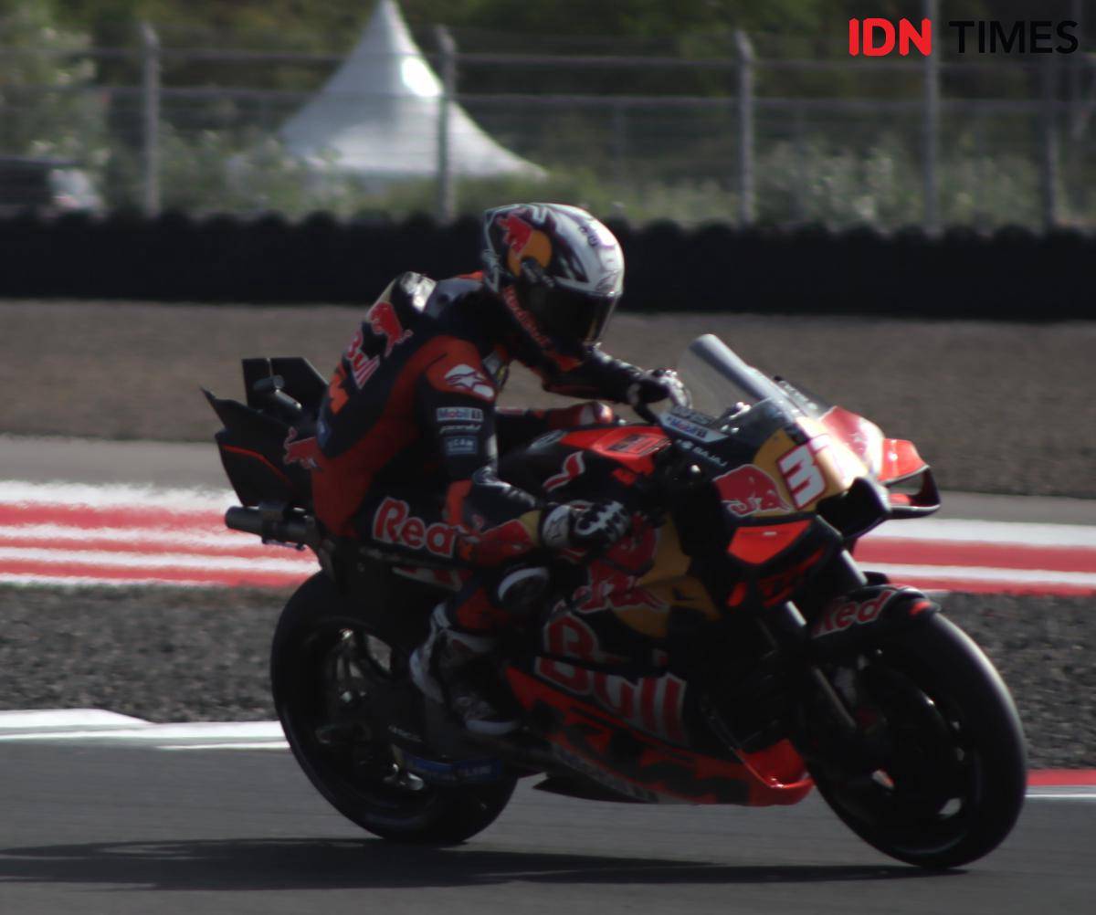 Pedro Acosta pada sesi kualifikasi MotoGP Mandalika. (IDN Times/Linggauni)