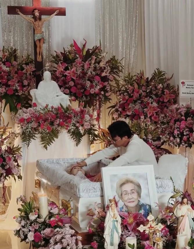 Pemakaman Nenek Rey Mbayang (Instagram.com/rey_mbayang)