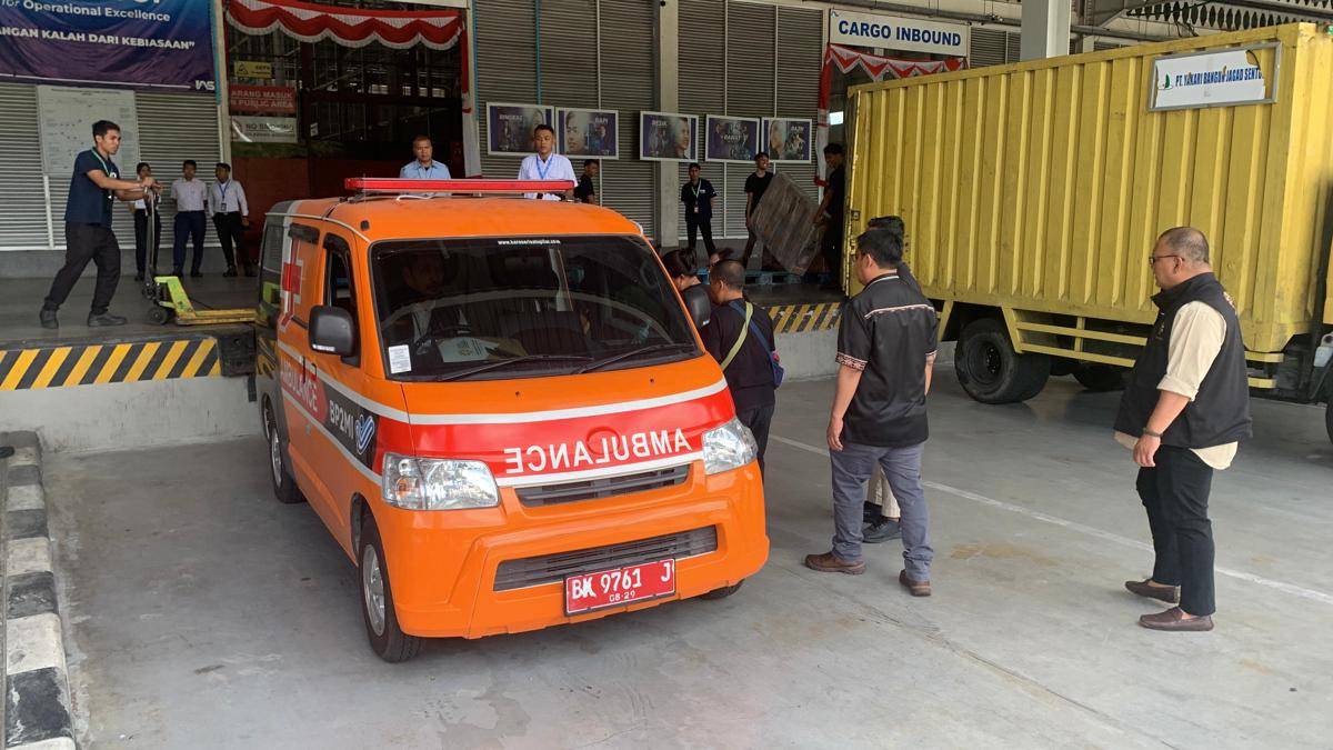 Jenazah Reza diberangkatkan dengan ambulans usai tiba di Terminal Kargo Kualanamu (IDN Times/Eko Agus Herianto)