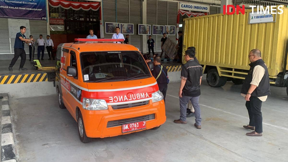 Jenazah Reza diberangkatkan dengan ambulans usai tiba di Terminal Kargo Kualanamu (IDN Times/Eko Agus Herianto)
