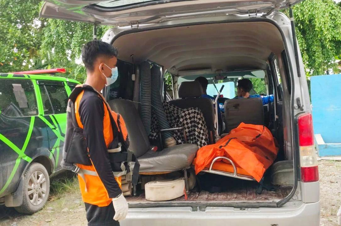 Tim SAR gabungan berhasil menemukan korban insiden kelotok tenggelam di Sungai Barito, Kalimantan Selatan (Kalsel) Sabtu (4/10/2025) sore. (Dok/Basarnas Banjarmasin)