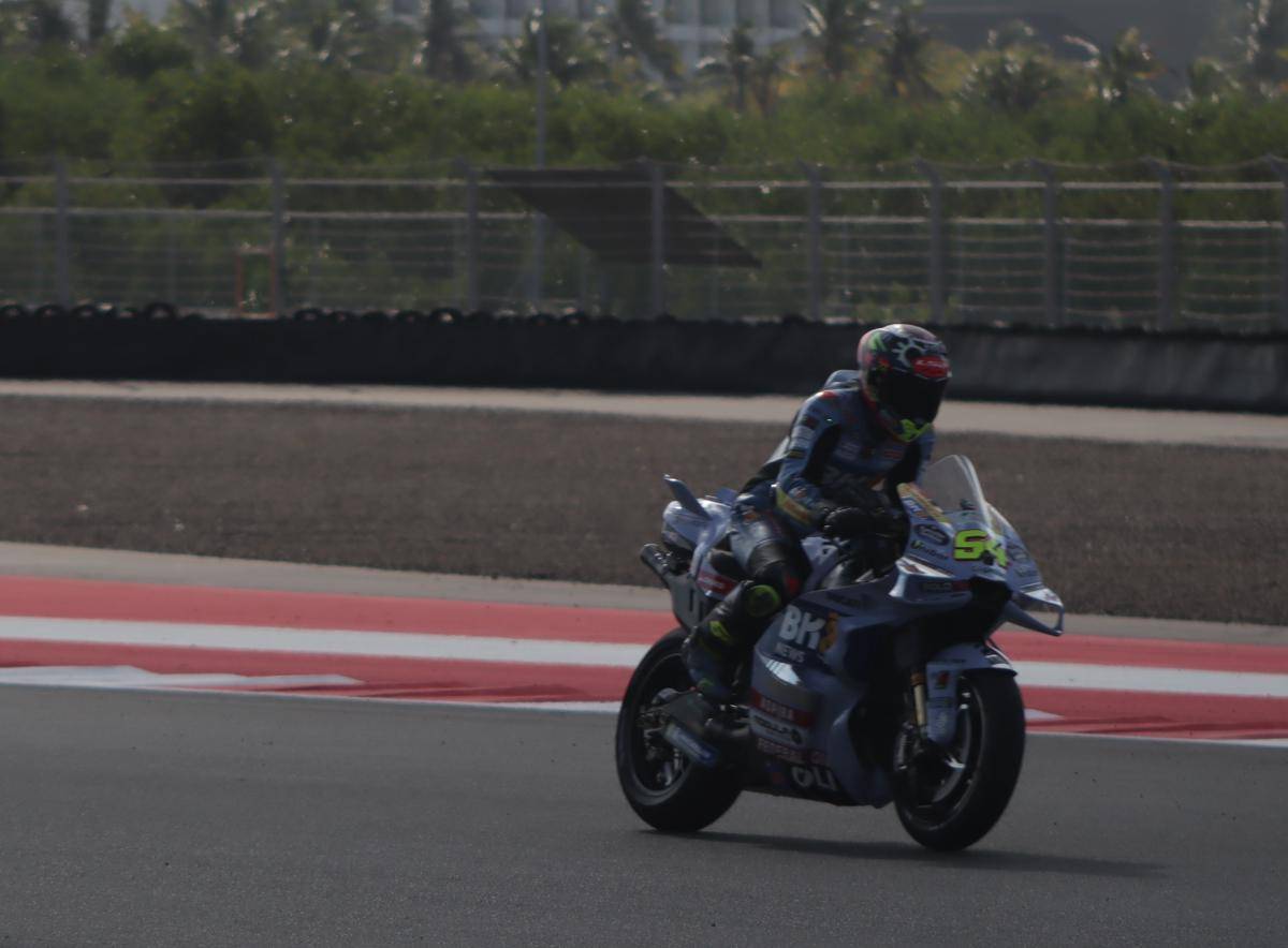 Fermin Aldeguer pada sesi kualifikasi MotoGP di Sirkuit Mandalika, Sabtu (4/10/2025). (IDN Times/Linggauni)