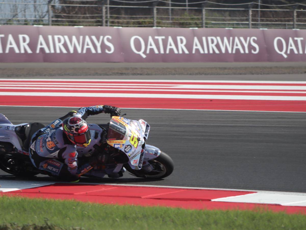 Pembalap MotoGP, Fermin Aldeguer pada babak kualifikasi di Sirkuit Mandalika, Sabtu (4/10/2025). (IDN Times/Linggauni)