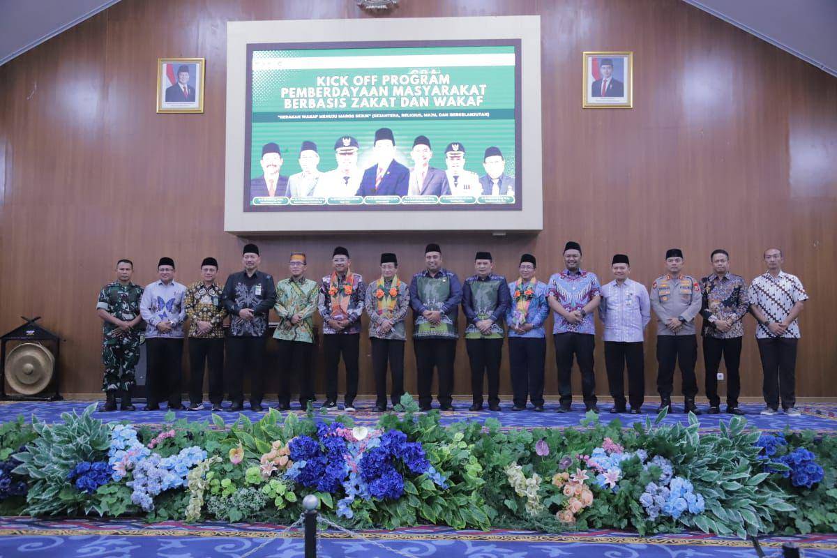 Menteri Agama RI Nasaruddin Umar, melakukan Kick Off Program Pemberdayaan Masyarakat berbasis zakat dan wakaf di Kabupaten Maros, Sabtu (4/10/2025). (Dok. Istimewa)