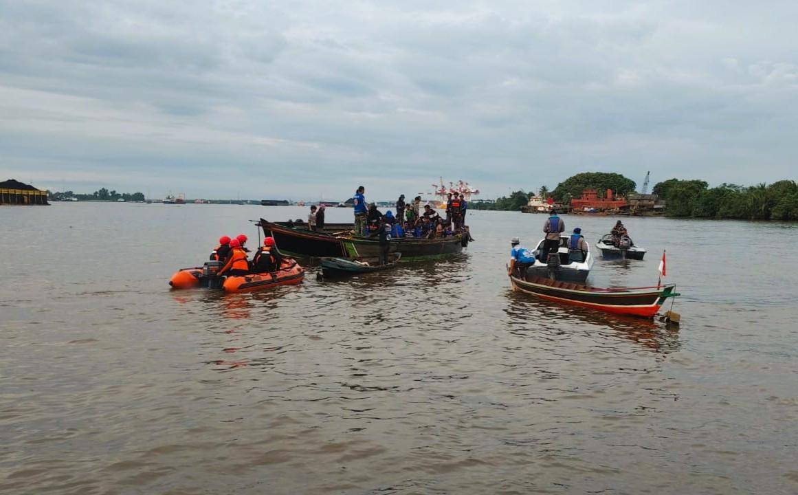 Tim SAR gabungan berhasil menemukan korban insiden kelotok tenggelam di Sungai Barito, Kalimantan Selatan (Kalsel) Sabtu (4/10/2025) sore. (Dok/Basarnas Banjarmasin)