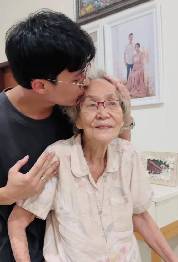 Pemakaman Nenek Rey Mbayang (Instagram.com/rey_mbayang)