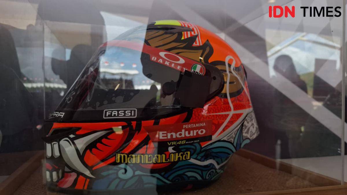 Helm AGV yang ditandatangani Valentino Rossi dilelang untuk amal (IDN Times / Satria Permana)