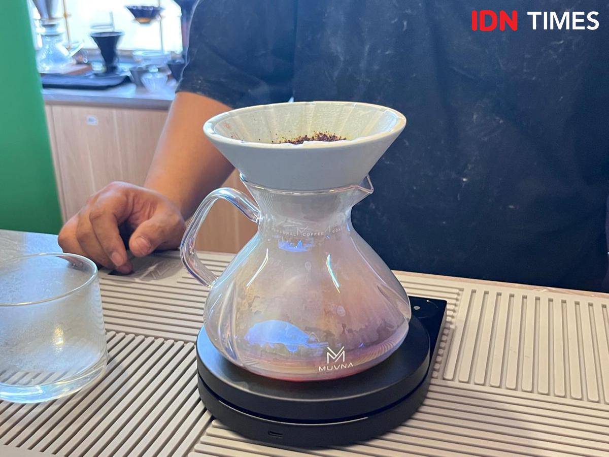 Potret membuat kopi di Nyawang Langit Roastery, Bandung