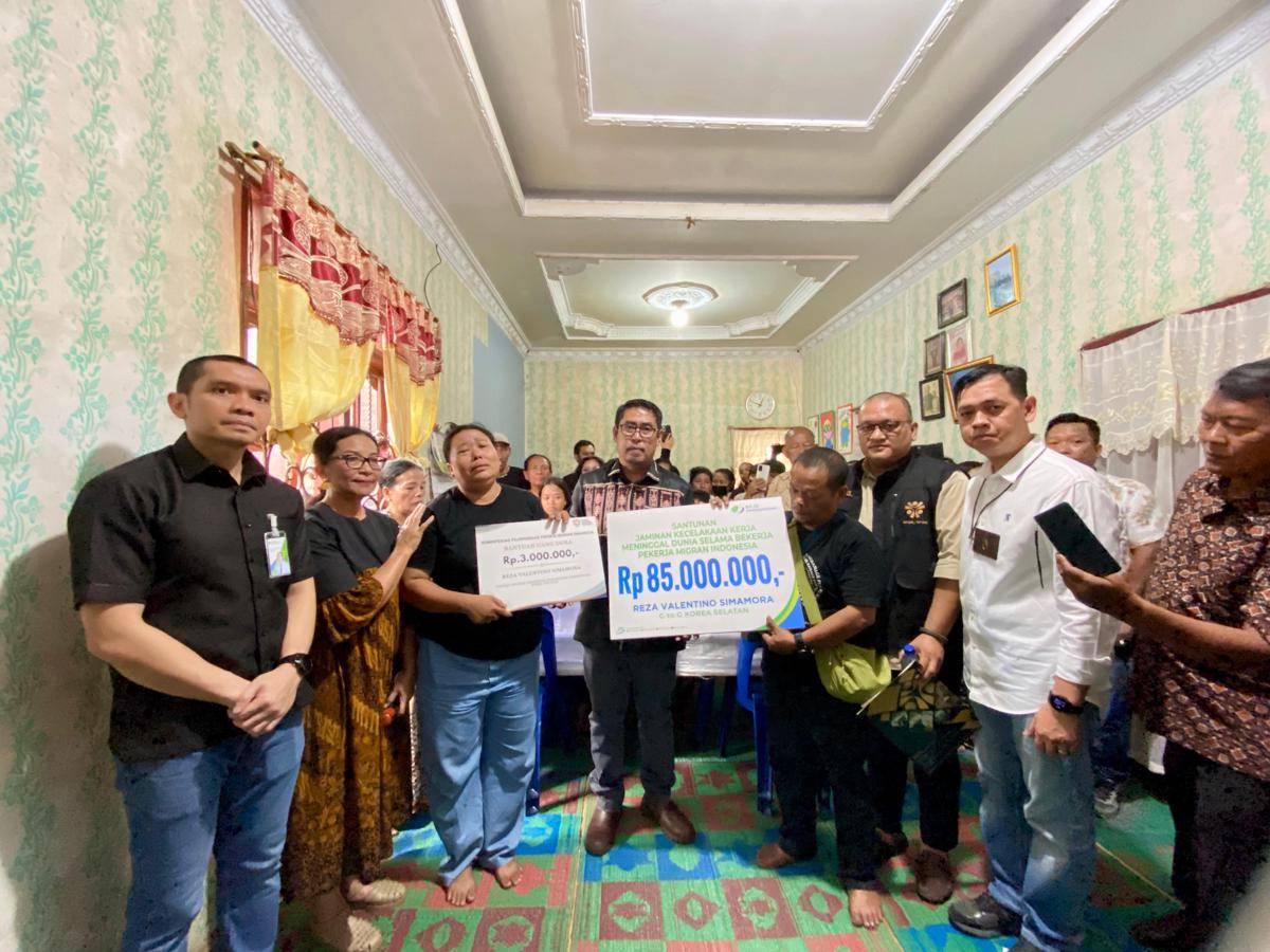 Keluarga menerima santunan kecelakaan kerja dari BPJS Ketenagakerjaan sebesar Rp85 juta (dok.BPJS Ketenagakerjaan)