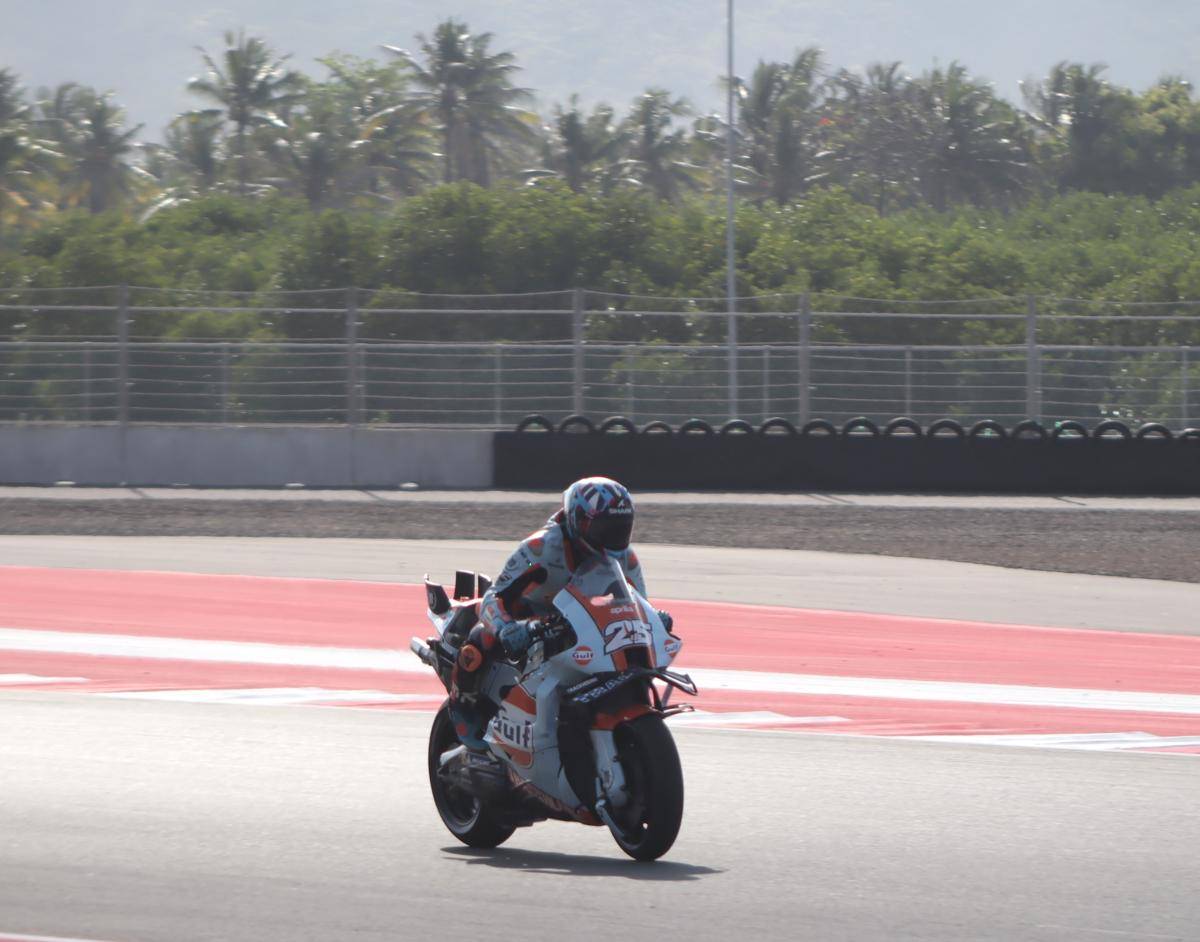 Raul Fernandez pada sesi kualifikasi MotoGP di Sirkuit Mandalika, Sabtu (4/10/2025). (IDN Times/Linggauni)
