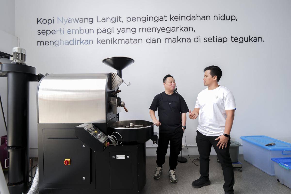 Potret tempat penyimpanan mesin kopi di Nyawang Langit Roastery, Bandung