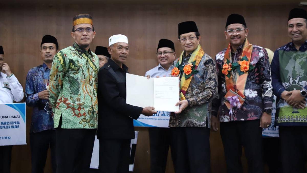 Menteri Agama RI Nasaruddin Umar, melakukan Kick Off Program Pemberdayaan Masyarakat berbasis zakat dan wakaf di Kabupaten Maros, Sabtu (4/10/2025). (Dok. Istimewa)