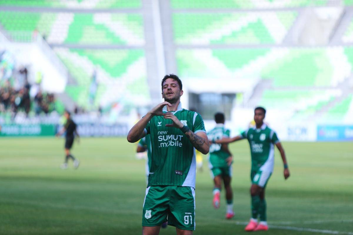 Striker PSMS Felipe Cadenazzi merayakan gol ke gawang Sriwijaya FC di Stadion Utama Sumut, Deli Serdang, Sabtu (4/9/2025) (IDN Times/Doni Hermawan)