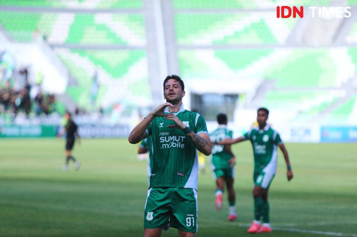 Striker PSMS Felipe Cadenazzi merayakan gol ke gawang Sriwijaya FC di Stadion Utama Sumut, Deli Serdang, Sabtu (4/9/2025) (IDN Times/Doni Hermawan)