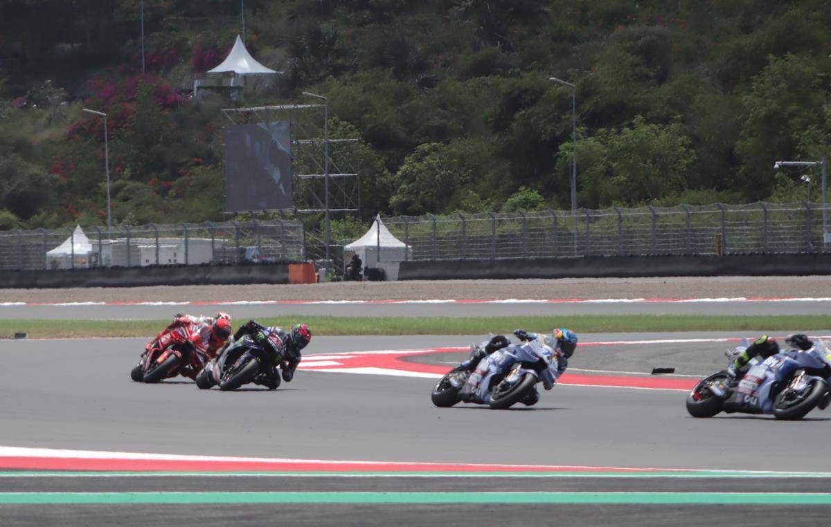 Para pembalap pada sesi kualifikasi MotoGP di Sirkuit Mandalika, Sabtu (4/10/2025). (IDN Times/Linggauni)