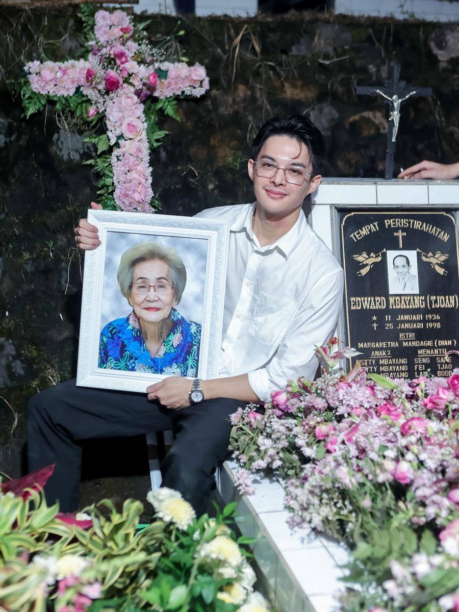 Pemakaman Nenek Rey Mbayang (Instagram.com/rey_mbayang)