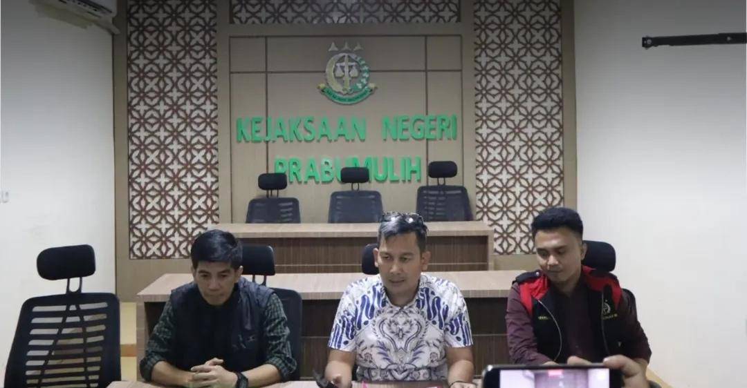 Tim penyidik mengumumkan tiga pejabat KPU Prabumulih jadi tersangka korupsi dana hibah Pilkada. (Dok. Kejari Prabumulih)jpg