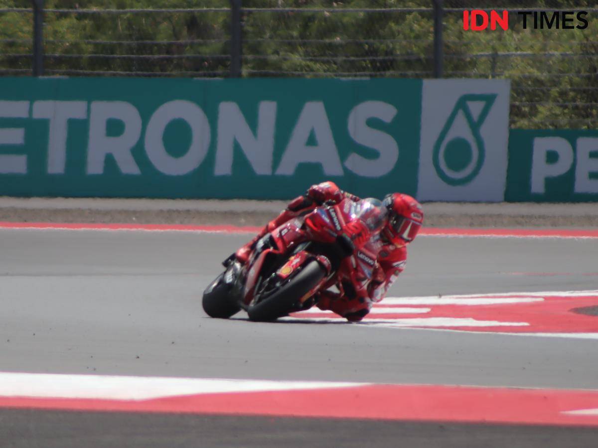 Marc Marquez pada sesi kualifikasi MotoGP di Sirkuit Mandalika, Sabtu (4/10/2025). (IDN Times/Linggauni)