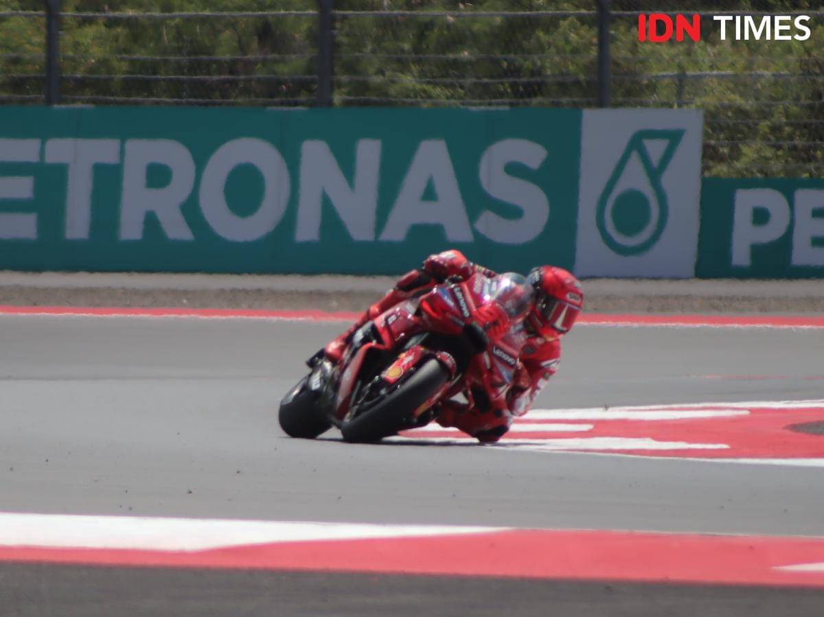 Marc Marquez pada sesi kualifikasi MotoGP di Sirkuit Mandalika, Sabtu (4/10/2025). (IDN Times/Linggauni)