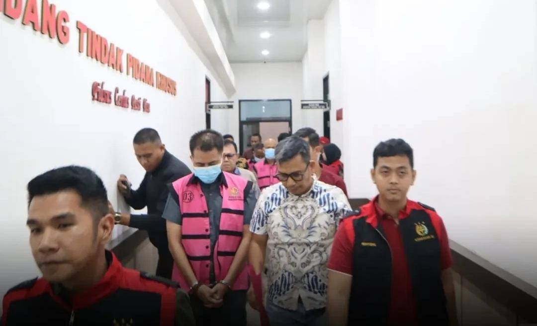 Tiga pejabat KPU Prabumulih jadi tersangka korupsi dana hibah Pilkada. (Dok. Kejari Prabumulih)