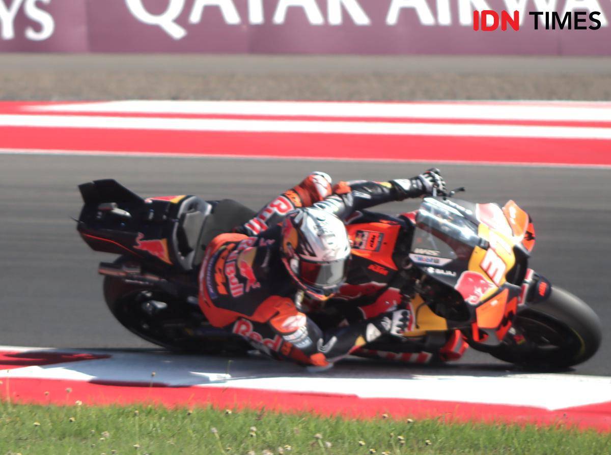 Pembalap MotoGP, Pedro Acosta saat sesi latihan bebas 1 (free practice 1) di Sirkuit Mandalika, Jumat (3/10/2025). (IDN Times/Linggauni)